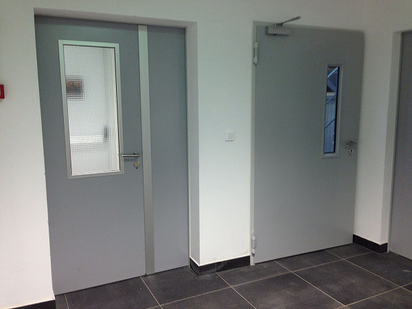 Противопожарная алюминиевая дверь полуторная для офиса